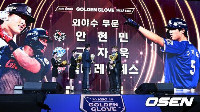 [OSEN=조은정 기자] 9일 오후 서울 송파구 잠실동 롯데호텔 월드에서 2025 신한은행 SOL 뱅크 KBO 골든글러브 시상식이 열렸다.KBO 골든글러브 시상식은 포지션별 최고의 선수를 가리는 자리로 올 시즌의 대미를 장식하는 자리다.&nbsp;KT 안현민, 삼성 구자욱, 롯데 레이예스(대리수상)가 외야수 부문을 수상을 하고 있다. 2025.12.09 /cej@osen.co.kr