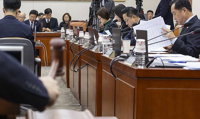 국회 교육위원회 김영호 위원장이 9일 국회에서 열린 교육위원회 전체 회의에서 상정된 법안을 처리하고 있다. 이날 교육위에서는 유아교육법과 학교급식법 개정안 등 12개 법안이 여야 합의 처리됐다. 연합뉴스