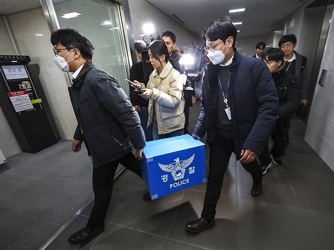 쿠팡 본사 압수수색 마친 경찰 경찰이 대규모 개인정보 유출 사태를 빚은 쿠팡을 상대로 강제수사에 나선 9일 오후 서울 송파구 쿠팡 본사 사무실에서 압수수색을 마친 경찰들이 압수품을 옮기고 있다.&nbsp; &nbsp;뉴스1