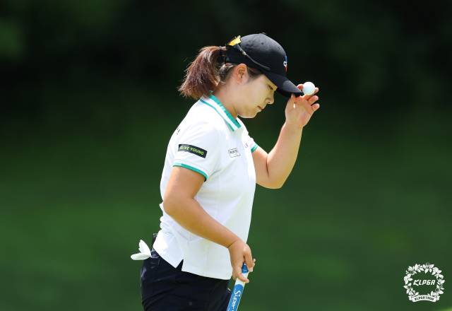 갤러리에게 인사하고 있는 홍정민. 사진 제공=KLPGA