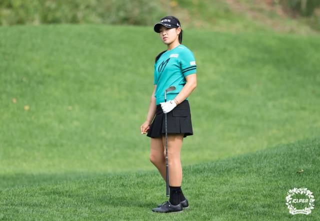 칩샷을 한 뒤 공을 바라보고 있는 유현조. 사진 제공=KLPGA