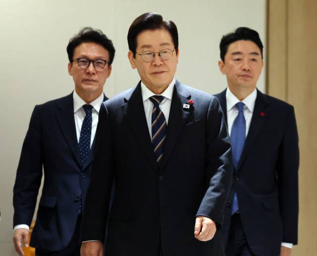 이재명 대통령이 9일 서울 용산 대통령실에서 열린 국무회의에 입장하고 있다. 연합뉴스