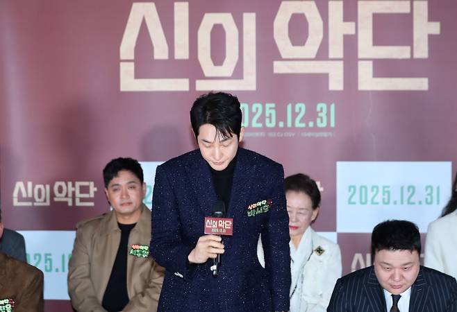 [서울=뉴시스] 김혜진 기자 = 배우 박시후가 8일 오전 서울 용산구 CGV용산아이파크몰에서 열린 영화 ‘신의 악단’ 제작보고회에서 논란에 대해 입장을 밝힌 뒤 고개 숙이고 있다. 2025.12.08. jini@newsis.com