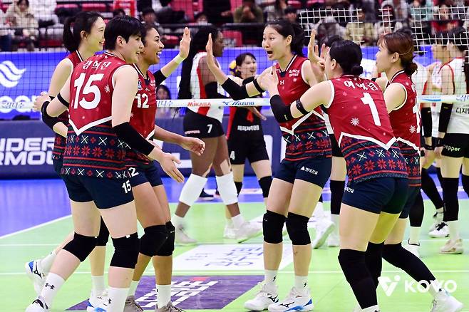 현대건설 선수들이 9일 페퍼저축은행과 홈경기서 득점한 뒤 기뻐하고 있다. 사진제공｜KOVO