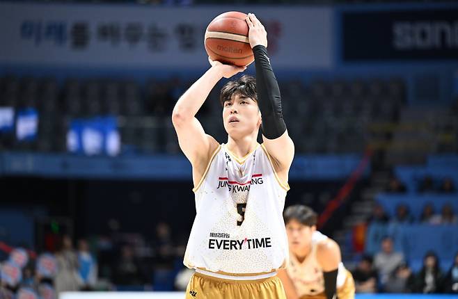 정관장 변준형(사진)은 9일 고양서 열린 소노와 원정경기서 18점을 몰아치며 주포 오브라이언트가 빠진 팀을 구해냈다. 사진제공｜KBL