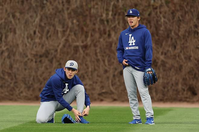 사사키 로키(왼쪽)와 야마모토 요시노부.  게티이미지코리아