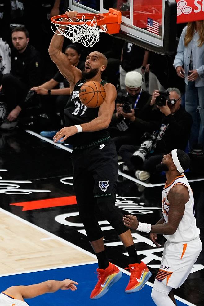 루디 고베어가 9일 미국 미네소타주 미니애폴리스의 타깃 센터에서 열린 2025~2026 미국프로농구 정규리그 홈경기에서 덩크슛하고 있다.   미니애폴리스 | AP연합뉴스