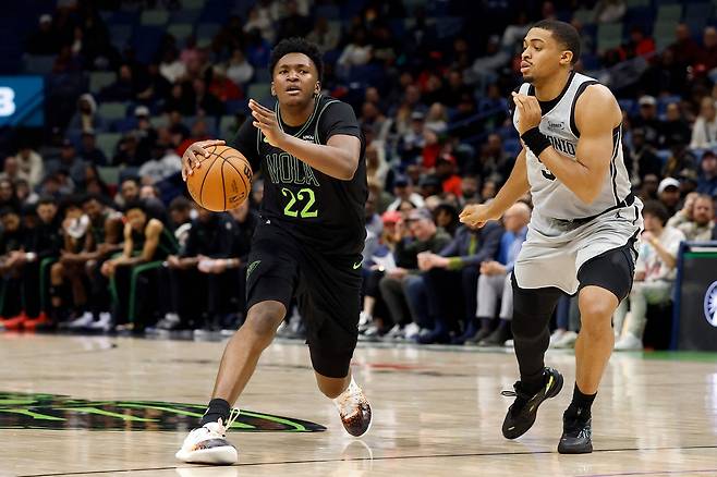 데릭 퀸(왼쪽)이 9일 미국 루이지애나주 뉴올리언스의 스무디 킹 센터에서 열린 샌안토니오 스퍼스와 2025~2026 미국프로농구 홈경기에서 돌파를 시도하고 있다.    뉴올리언스 | AFP연합뉴스