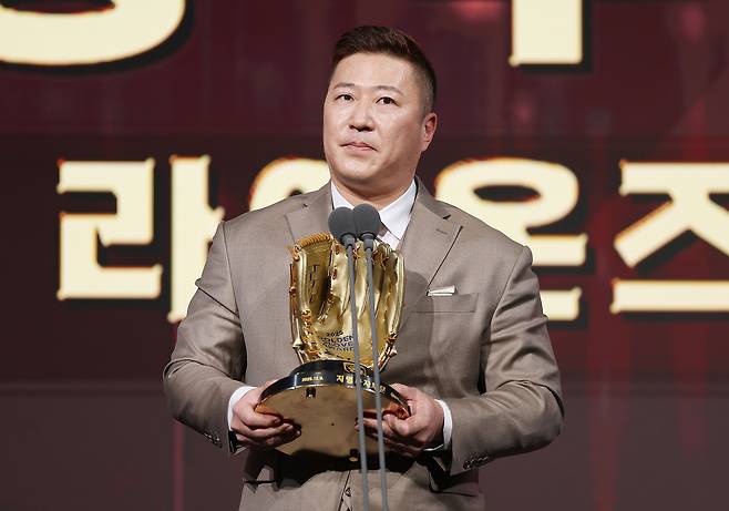 삼성 최형우가 9일 서울 송파구 롯데호텔월드에서 열린 2025 KBO 골든글러브 시상식에서 수상 소감을 밝히고 있다. 연합뉴스
