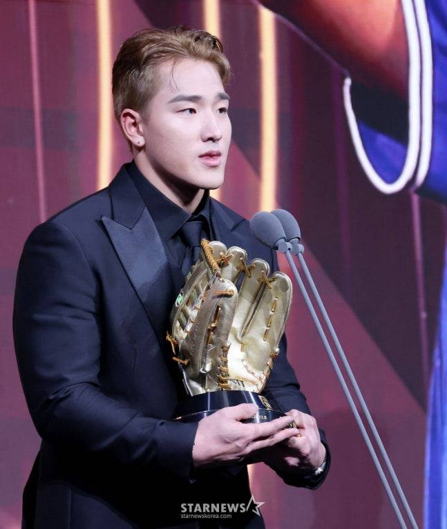 KT 안현민이 9일 서울 잠실 롯데호텔 월드에서 열린 2025 신한 SOL뱅크 KBO 골든글러브 시상식에서 외야수 부문을 수상하고 소감을 밝히고 있다. /사진=강영조 선임기자