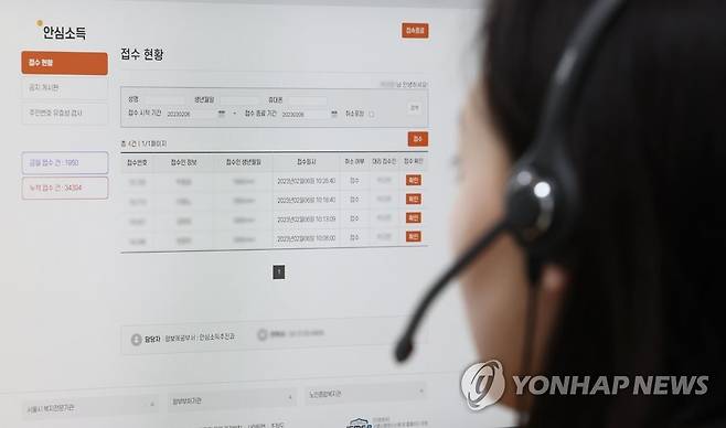 전화하는 콜센터 상담원 [연합뉴스 자료사진. 본 기사와 직접 관련 없음]