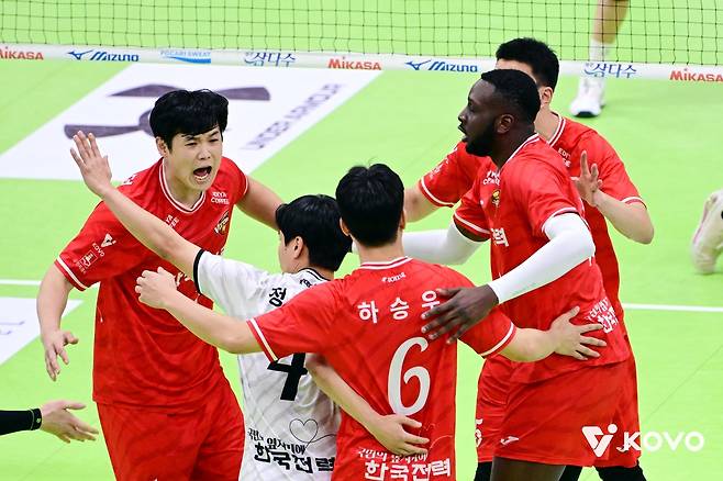 득점 후 기뻐하는 한국전력 선수들 [한국배구연맹 제공. 재판매 및 DB 금지]