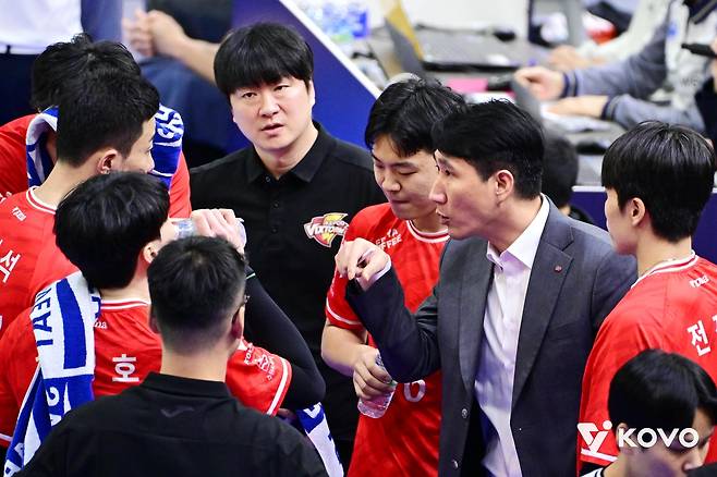 작전 지시하는 권영민 한국전력 감독(오른쪽에서 2번째) [한국배구연맹 제공. 재판매 및 DB 금지]