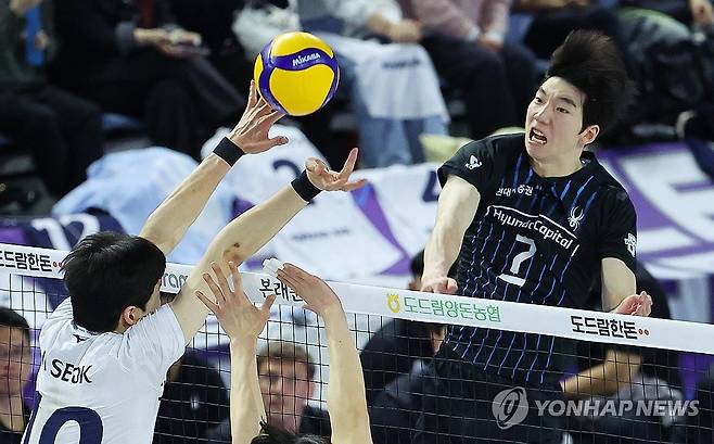 허수봉 '공격' (인천=연합뉴스) 임순석 기자 = 5일 인천 계양체육관에서 열린 2024-2025 V리그 남자부 챔피언결정전 대한항공 점보스와 현대캐피탈 스카이워커스의 3차전 경기. 현대캐피탈 허수봉이 공격하고 있다. 2025.4.5 soonseok02@yna.co.kr