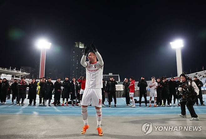 '축제로구나' (수원=연합뉴스) 이지은 기자 = 8일 수원종합운동장에서 열린 프로축구 승강 플레이오프 2차전 수원FC와 부천FC의 경기. 3대2로 승리하며 1부 승격한 부천FC 바사니와 선수들이 팬들과 함께 기뻐하고 있다. 2025.12.8 jieunlee@yna.co.kr