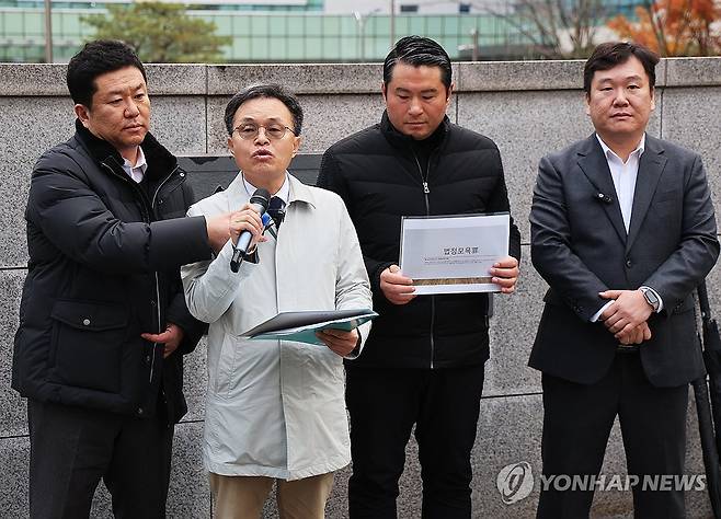 이화영 변호인단, '집단퇴정' 검사 4명 고발 (수원=연합뉴스) 홍기원 기자 = 지난달 27일 수원지법 앞에서 이화영 전 경기도평화부지사 변호인단이 재판부 기피신청을 내고 퇴정한 검사들을 국가수사본부에 고발하는 기자회견을 하고 있다. 이날 이 전 부지사 변호인단은 수원지검 공판부 소속 검사 1명 등 4명에 대한 법정모욕 및 직무유기 혐의 고발장을 국수본에 제출했다. 2025.11.27 [연합뉴스 사진. 재판매 및 DB 금지]