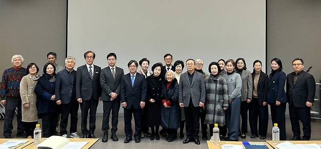 2025 박물관·미술관 발전 정책 세미나     (서울=연합뉴스) 김예나 기자 = 9일 서울 용산구 국립중앙박물관 교육동 강의실에서 열린 '2025 박물관·미술관 발전 정책 세미나' 참석자들이 기념사진을 촬영하고 있다. 이날 세미나에서는 국립 박물관 유료화의 필요성과 서비스 개선 방안 등을 논의했다. 2025.12.9
    yes@yna.co.kr