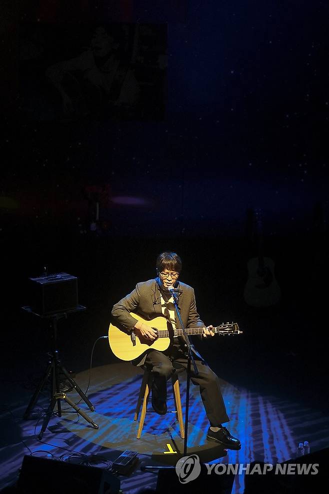 김광석 노래 부르는 박학기 2025년 1월 6일 가수 박학기가 서울 대학로 아르코꿈밭극장에서 열린 제3회 김광석 노래상 경연대회에서 김광석의 노래를 부르는 모습 [연합뉴스 자료 사진·재판매 및 DB 금지]