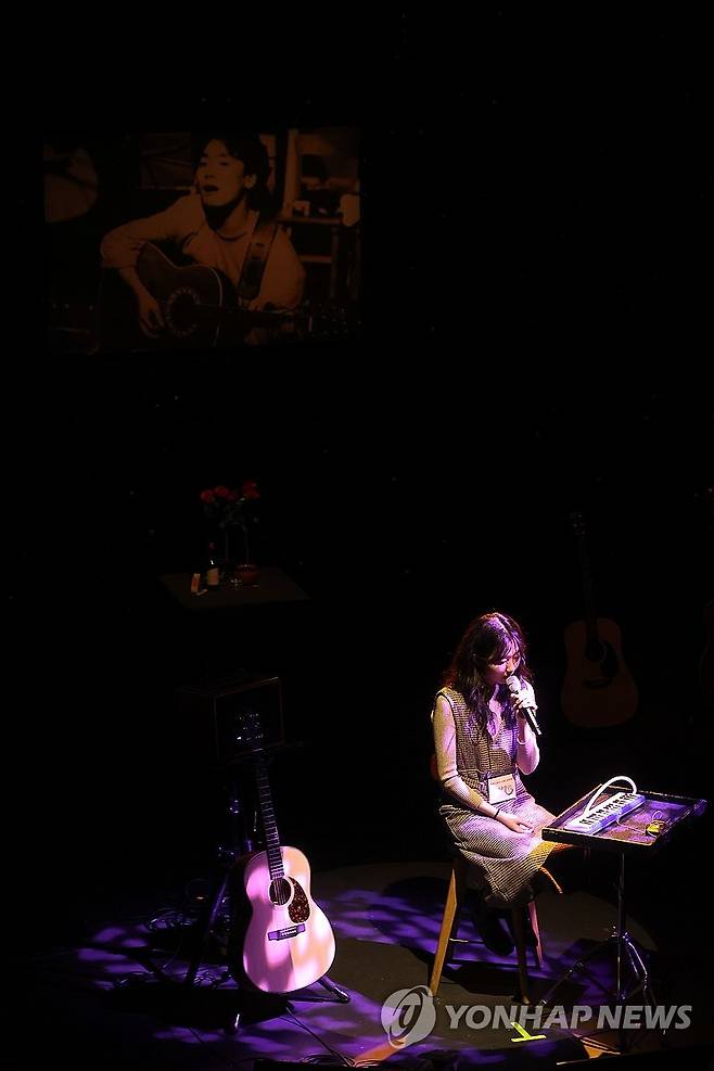 제3회 김광석 노래상 경연대회 2025년 1월 6일 서울 대학로 아르코꿈밭극장에서 열린 제3회 김광석 노래상 경연대회에서 참가자가 김광석의 노래를 부르는 모습. [연합뉴스 자료 사진·재판매 및 DB 금지]