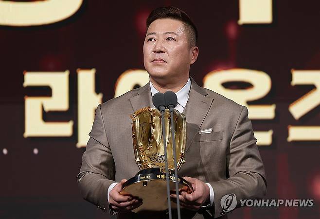 후배들 향해 수상 소감 말하는 최형우 (서울=연합뉴스) 김성민 기자 = 9일 서울 송파구 롯데호텔 월드에서 열린 프로야구 2025 신한 SOL뱅크 골든글러브 시상식에서 지명타자 부문을 수상한 최형우가 소감을 말하고 있다. 2025.12.9 ksm7976@yna.co.kr
