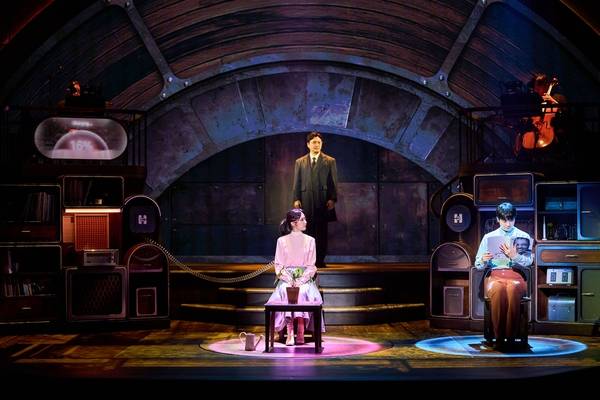 뮤지컬 ‘어쩌면 해피엔딩’의 공연 장면 /NHN 링크 제공