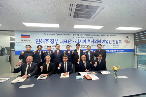 지난 11월 18일  화성 소재 넥스트솔라에너지를 방문한 연해주 정부 대표단이 국내 기업들과 ‘러시아 투자의향 기업인 간담회’를 개최하고 있다. /넥스트솔라에너지 제공