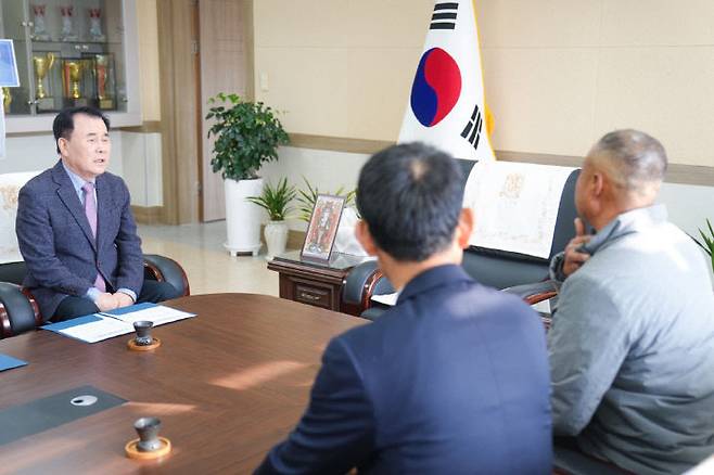 김지철 충남교육감이 부여 자택 화재 피해 학생 가정에 복구 지원금을 전달했다. /충남교육청 제공