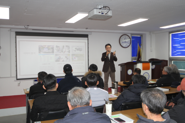 ▲ 윤희근 청주대학교 석좌교수가 10일 충북·세종지방협회에서 (사)한국경비협회 충북지방협회 회원들을 대상으로 특강 내용을 설명하고 있다./(사)한국경비협회 충북지방협회 제공