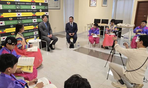 주에티오피아 대한민국 대사관을 방문해 정강 대사를 인터뷰하며 한국과 에티오피아의 교류와 협력에 대해 이야기를 나누고 있다. /금반초교