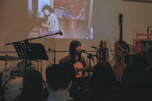 6일 서울 복합문화공간 공상온도에서 앨범 발매 공연을 하는 안지원. /안지원