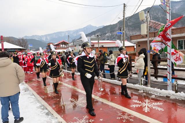 12월이 되면 봉화군 소천면 분천은 또 한 번 변신한다. 크리스마스와 겨울을 테마로 한 동화 같은 풍경 속에서 놀이와 체험, 공연이 어우러지는