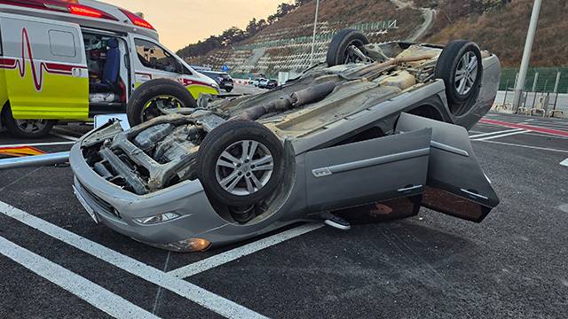 지난 8일 오후 4시께 포항–영덕 고속도로에서 발생한 차량 전복사고 현장. 영덕소방서 제공