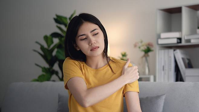 어깨를 움직이지 않아도 아프거나 팔이 저리면 목 디스크일 수 있다｜출처: 게티이미지뱅크