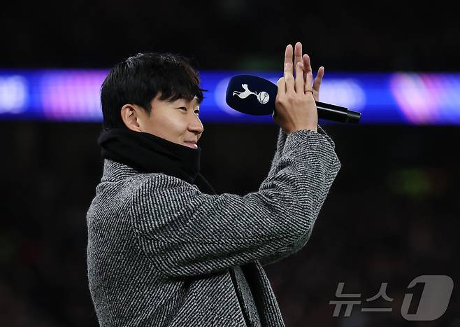 손흥민이 10일(한국시간) 열린 2025-26 UEFA 챔피언스리그 토트넘 홋스퍼-슬라비아 프라하전을 앞두고 팬들에게 인사하고 있다. ⓒ 로이터=뉴스1