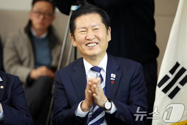 정청래 더불어민주당 대표가 10일 오전 광주 서구 김대중컨벤션센터에서 열린 호남발전특별위원회 성과보고회에서 박수를 치고 있다. 2025.12.10/뉴스1 ⓒ News1 이승현 기자