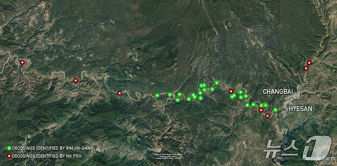 북한 전문매체 NK뉴스는  지난 9일 압록강 일대에 설치된 북중 간 '임시 도하 지점'이 량강도 김형직·김정숙·삼수·혜산·보천군 등 5개 지역에 걸쳐 약 59마일(95㎞) 구간에 분포한 것으로 나타났다고 보도했다.(NK뉴스 갈무리)