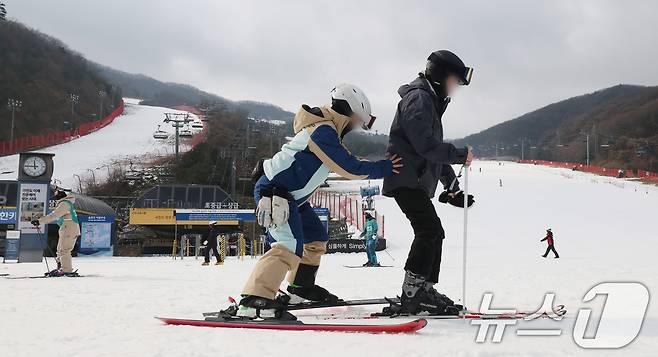 곤지암리조트 스키장이 개장한 10일 경기 광주시 곤지암리조트 스키장을 찾은 시민들이 시민들이 스키와 보드를 타며 겨울을 만끽하고 있다. 2025.12.10/뉴스1 ⓒ News1 김영운 기자