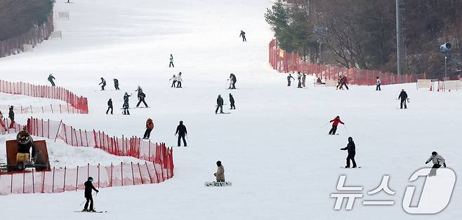 곤지암리조트 스키장이 개장한 10일 경기 광주시 곤지암리조트 스키장을 찾은 시민들이 시민들이 스키와 보드를 타며 겨울을 만끽하고 있다. 2025.12.10/뉴스1 ⓒ News1 김영운 기자