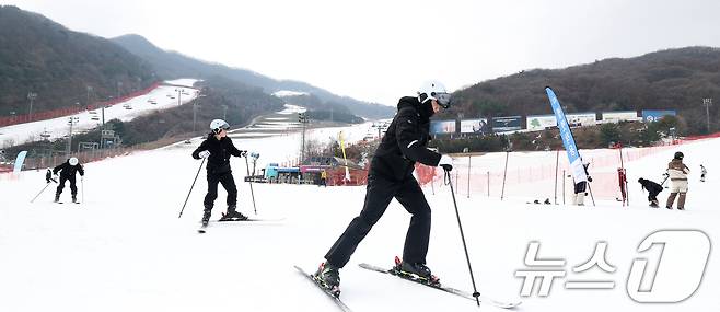곤지암리조트 스키장이 개장한 10일 경기 광주시 곤지암리조트 스키장을 찾은 시민들이 시민들이 스키와 보드를 타며 겨울을 만끽하고 있다. 2025.12.10/뉴스1 ⓒ News1 김영운 기자