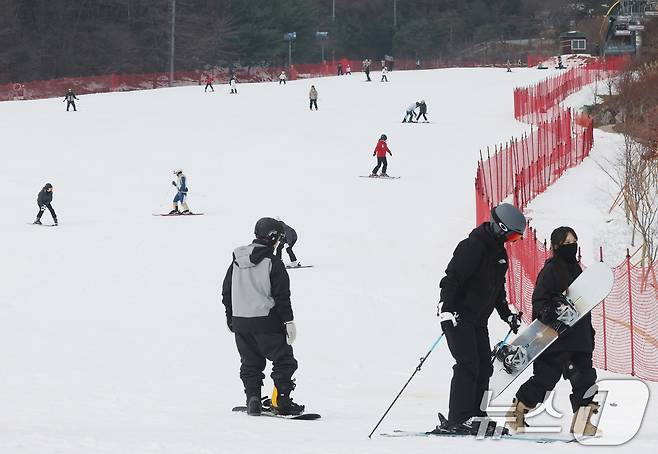 곤지암리조트 스키장이 개장한 10일 경기 광주시 곤지암리조트 스키장을 찾은 시민들이 시민들이 스키와 보드를 타며 겨울을 만끽하고 있다. 2025.12.10/뉴스1 ⓒ News1 김영운 기자
