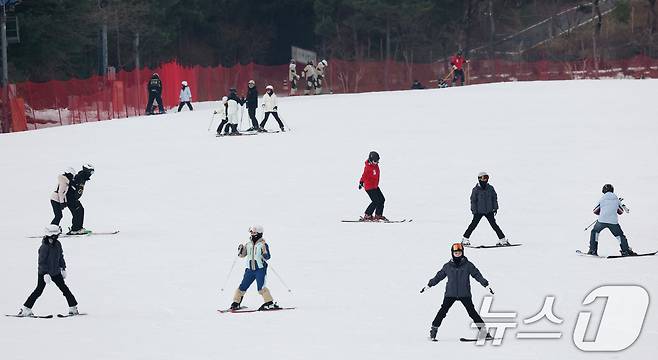 곤지암리조트 스키장이 개장한 10일 경기 광주시 곤지암리조트 스키장을 찾은 시민들이 시민들이 스키와 보드를 타며 겨울을 만끽하고 있다. 2025.12.10/뉴스1 ⓒ News1 김영운 기자
