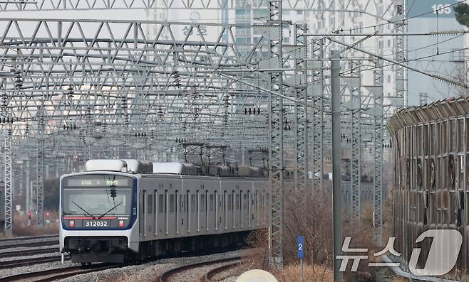 전국철도노동조합이 예고한 무기한 총파업이 하루 앞으로 다가온 10일 경기 오산시 수도권 전철 1호선 서동탄역에서 전동차가 출발하고 있다. 철도노조가 이날까지 2025년 임금 교섭의 핵심 요구 3가지가 해결되지 않을 경우 오는 11일 오전 9시부터 무기한 총파업에 돌입한다고 예고했다. 2025.12.10/뉴스1 ⓒ News1 김영운 기자