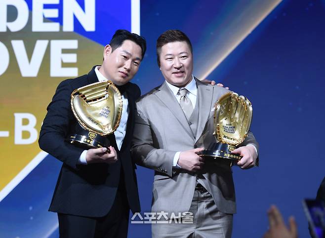 두산 양의지와 삼성 최형우가 9일 서울 송파 롯데호텔 월드에서 열린 2025 KBO 골든글러브 시상식에서 후 기념촬영을 하고 있다. 최승섭기자 thunder@sportsseoul.com