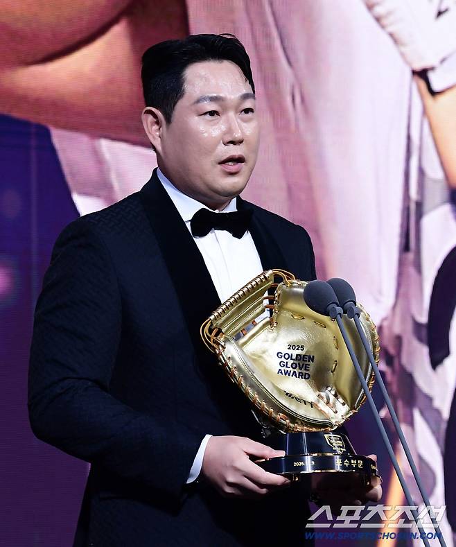 9일 서울 롯데호텔월드에서 KBO 골든글러브 시상식이 열렸다. 포수 부문 골든글러브를 수상한 두산 양의지. 잠실=송정헌 기자songs@sportschosun.com/2025.12.09/