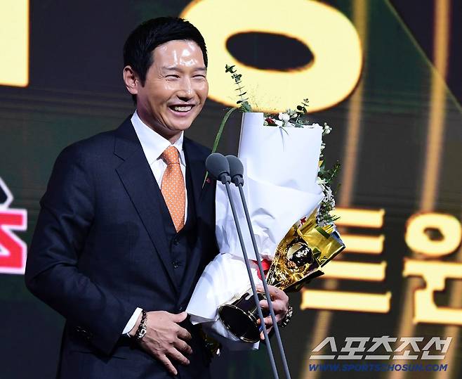 9일 서울 롯데호텔월드에서 KBO 골든글러브 시상식이 열렸다. KBO 올해의 감독상을 수상한 LG 염경엽 감독. 잠실=송정헌 기자songs@sportschosun.com/2025.12.09/