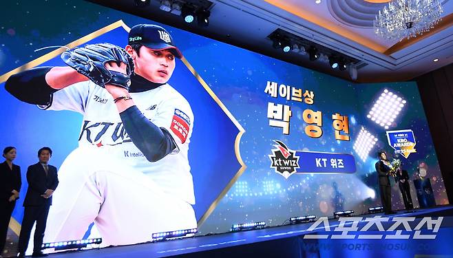 2025 KBO 시상식이 24일 서울 송파구 롯데호텔월드에서 열렸다. 투수 부문 세이브상을 수상한 KT 박영현이 포즈를 취하고 있다. 박재만 기자 pjm@sportschosun.com/2025.11.24/