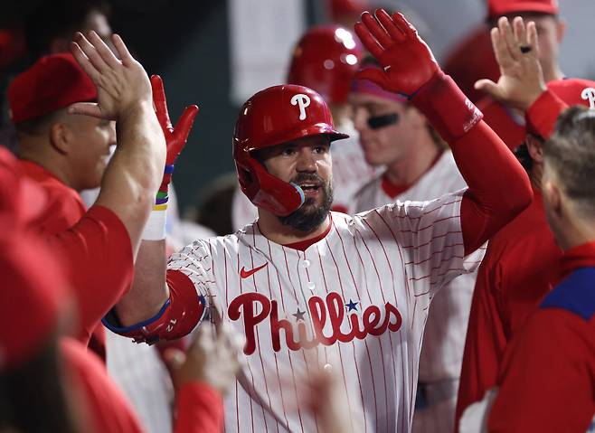 "오늘 밤까지 1억5000만달러(약 2200억원)를 준비하시오."

협박 전화가 아니다. 메이저리그 FA 협상이다. '50홈런 슬러거' 카일 슈와버의 에이전트가 필라델피아 필리스 구단에 남긴 메시지다. 필라델피아는 즉시 응했고 거래는 바로 타결됐다.

메이저리그 공식 홈페이지 MLB닷컴은 10일(한국시각) '슈와버와 필라델피아가 5년 1억5000만달러(약 2200억원) 계약에 합의했다'고 보도했다.로이터연합뉴스