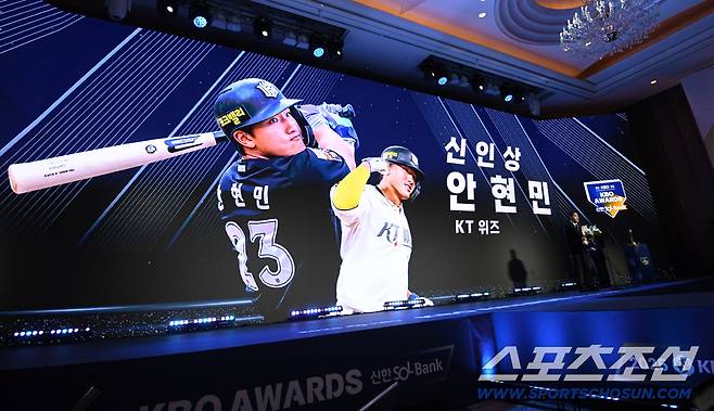 2025 KBO 시상식이 24일 서울 송파구 롯데호텔월드에서 열렸다. 신인상을 수상한 KT 안현민. 박재만 기자 pjm@sportschosun.com/2025.11.24/