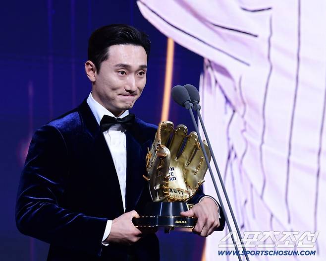 9일 서울 롯데호텔월드에서 KBO 골든글러브 시상식이 열렸다. 2루수 부문 골든글러브를 수상한 LG 신민재. 잠실=송정헌 기자songs@sportschosun.com/2025.12.09/