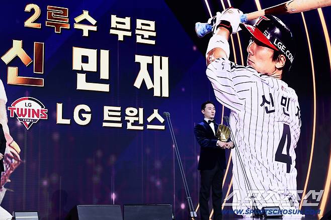 9일 서울 롯데호텔월드에서 KBO 골든글러브 시상식이 열렸다. 2루수 부문 골든글러브를 수상한 LG 신민재. 잠실=송정헌 기자songs@sportschosun.com/2025.12.09/